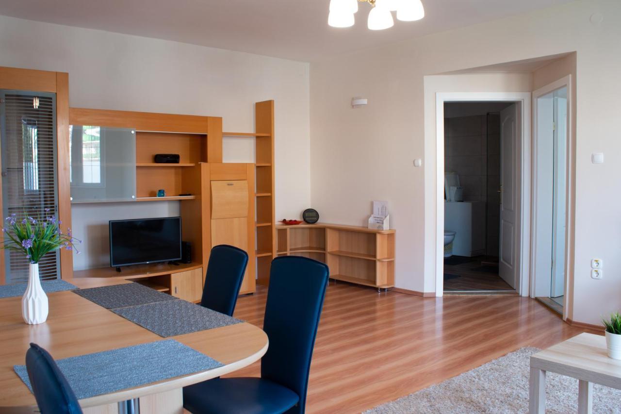 Titan Apartman Gyula Eksteriør billede