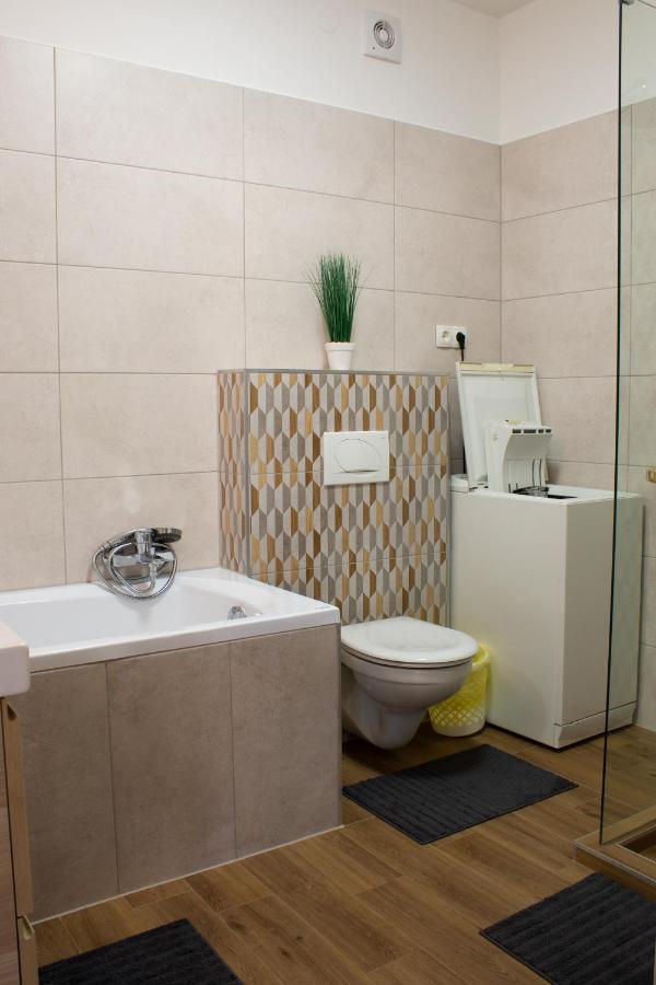 Titan Apartman Gyula Eksteriør billede