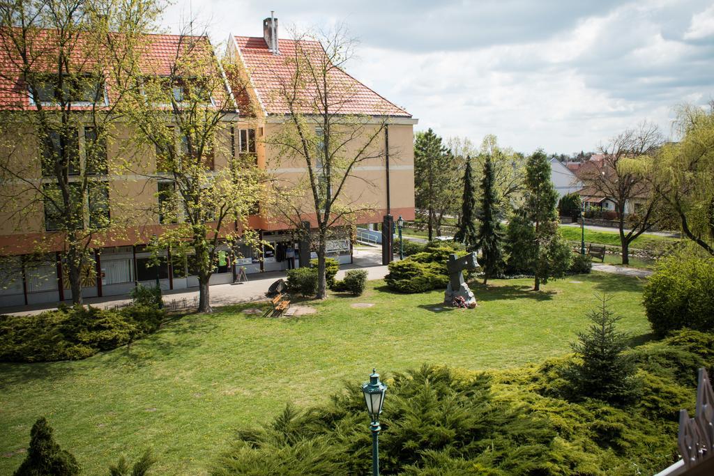 Titan Apartman Gyula Eksteriør billede