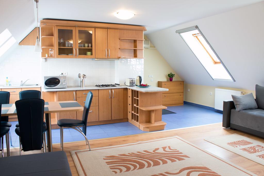 Titan Apartman Gyula Eksteriør billede